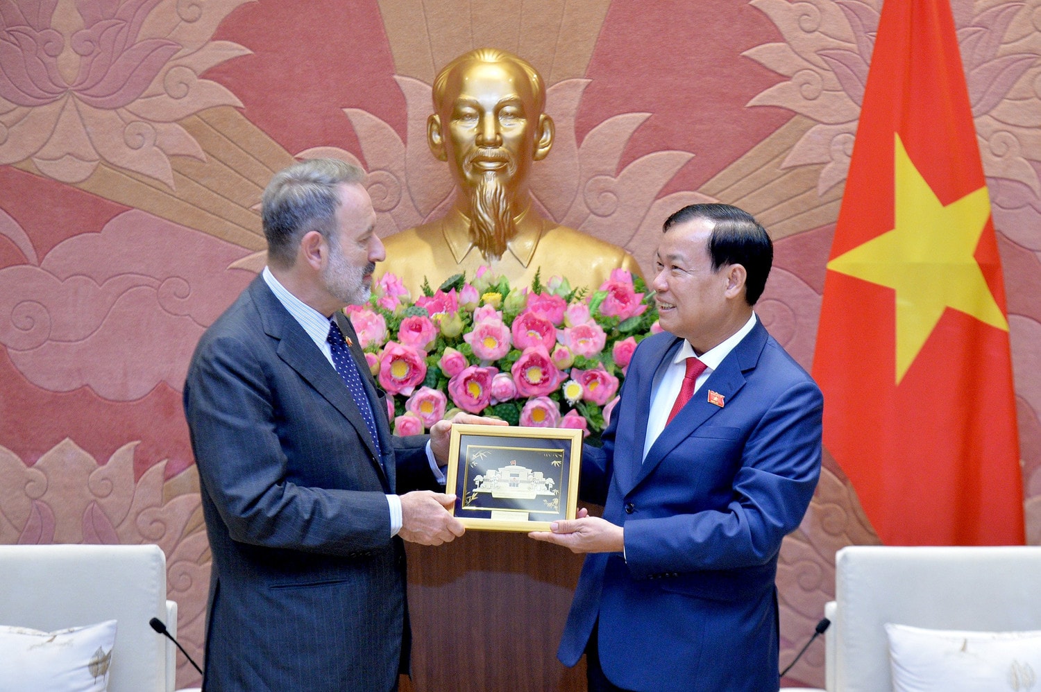 Chủ nhiệm Ủy ban Quốc phòng và An ninh Lê Tấn Tới tiếp Đại sứ Italia -3