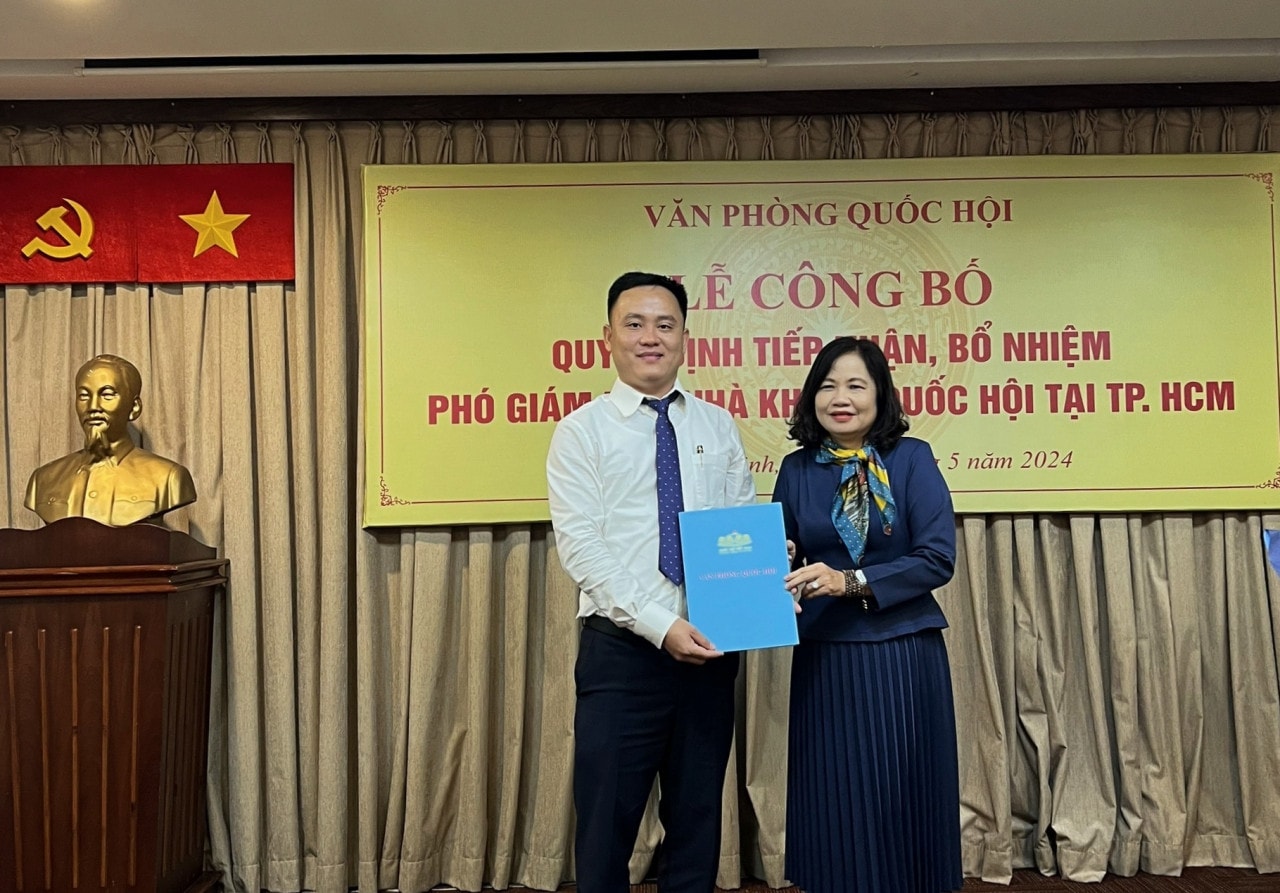 Văn phòng Quốc hội trao quyết định tiếp nhận, bổ nhiệm công chức -0