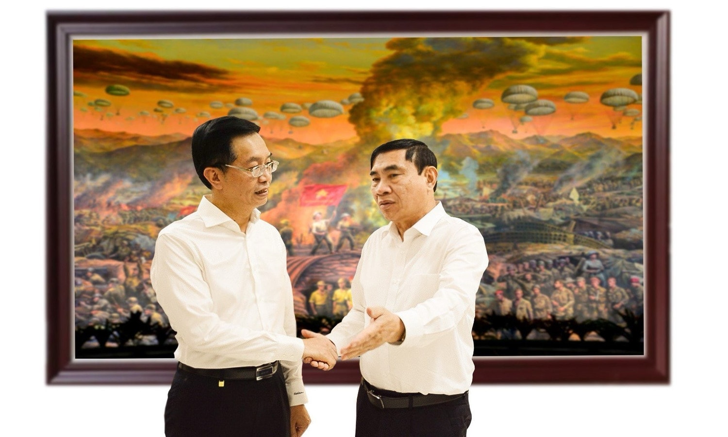 Ông Trần Quang Dũng trao đổi cùng Bí thư Tỉnh ủy Điện Biên Trần Quốc Cường. Ảnh: Petrovietnam Petrovietnam tham gia nhiều hoạt động ý nghĩa Kỷ niệm 70 năm Chiến thắng Điện Biên Phủ -0