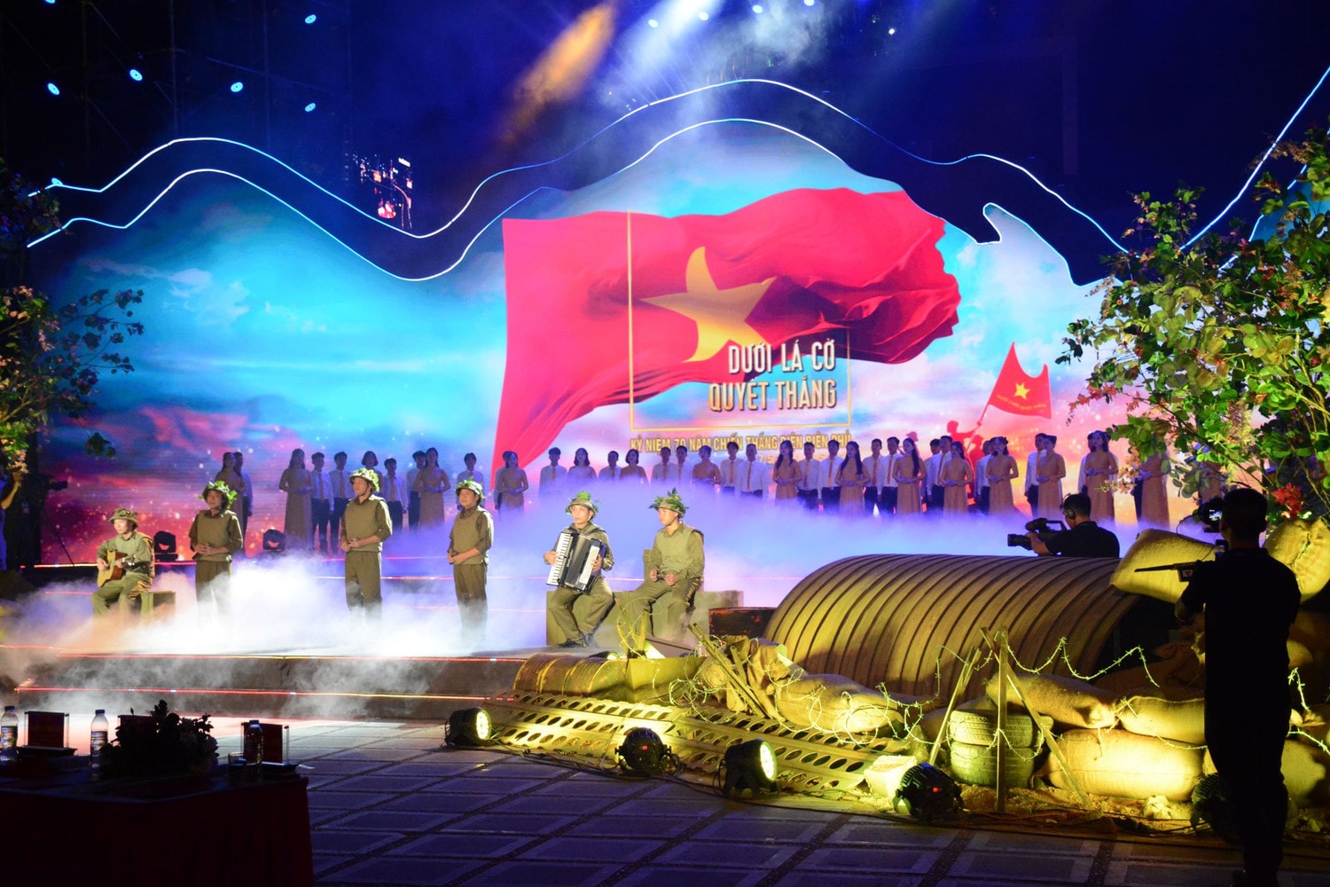 Ông Trần Quang Dũng tham dự chương trình cầu truyền hình trực tiếp "Dưới là cờ Quyết thắng" tại điểm cầu Điện Biên. Ảnh: Petrovietnam Petrovietnam tham gia nhiều hoạt động ý nghĩa Kỷ niệm 70 năm Chiến thắng Điện Biên Phủ -0
