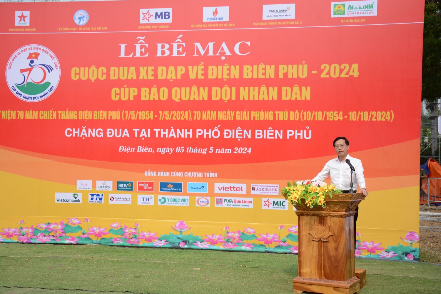 Ông Trần Quang Dũng phát biểu tại lễ bế mạc tại Cuộc đua xe đạp "Về Điện Biên năm 2024 - Cúp Báo Quân đội nhân dân". Ảnh: Petrovietnam Petrovietnam tham gia nhiều hoạt động ý nghĩa Kỷ niệm 70 năm Chiến thắng Điện Biên Phủ -0