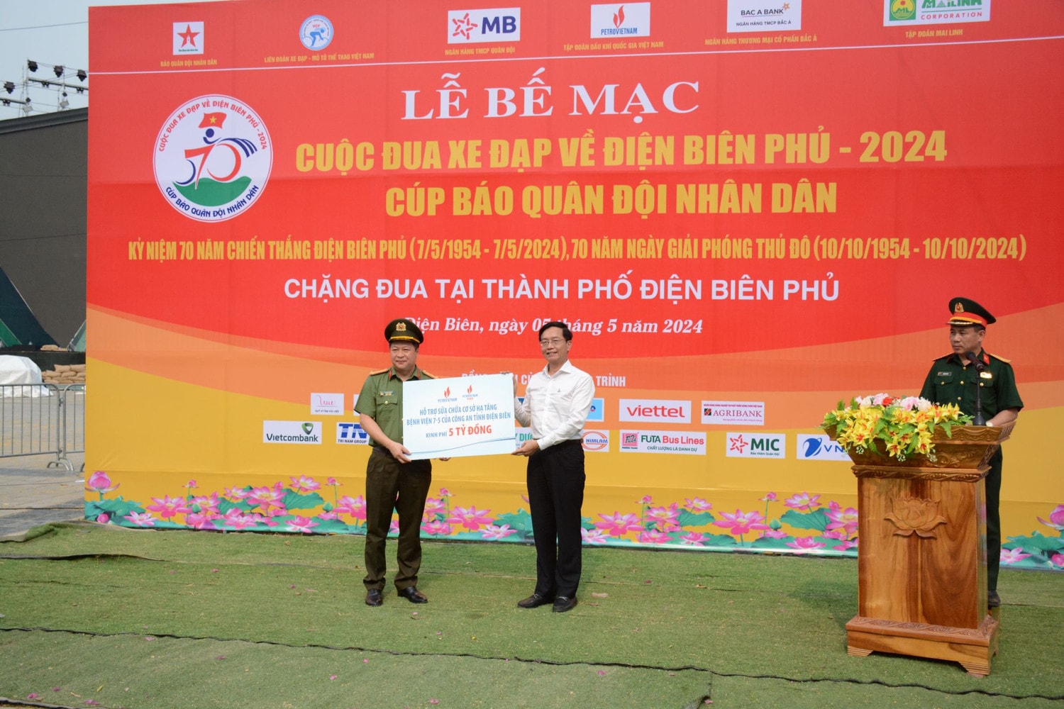 Ông Trần Quang Dũng trao kinh phí hỗ trợ nâng cấp, sữa chữa bệnh viện 7/5 của Công an tỉnh Điện Biên trị giá 5 tỷ đồng .Ảnh: Petrovietnam Petrovietnam tham gia nhiều hoạt động ý nghĩa Kỷ niệm 70 năm Chiến thắng Điện Biên Phủ -0