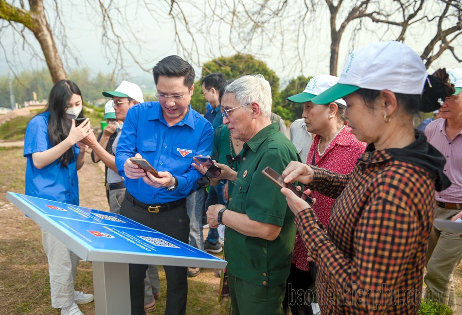 Bí thư Tỉnh đoàn Đặng Thành Huy hướng dẫn du khách quét mã QR tại điểm di tích Đồi A1 