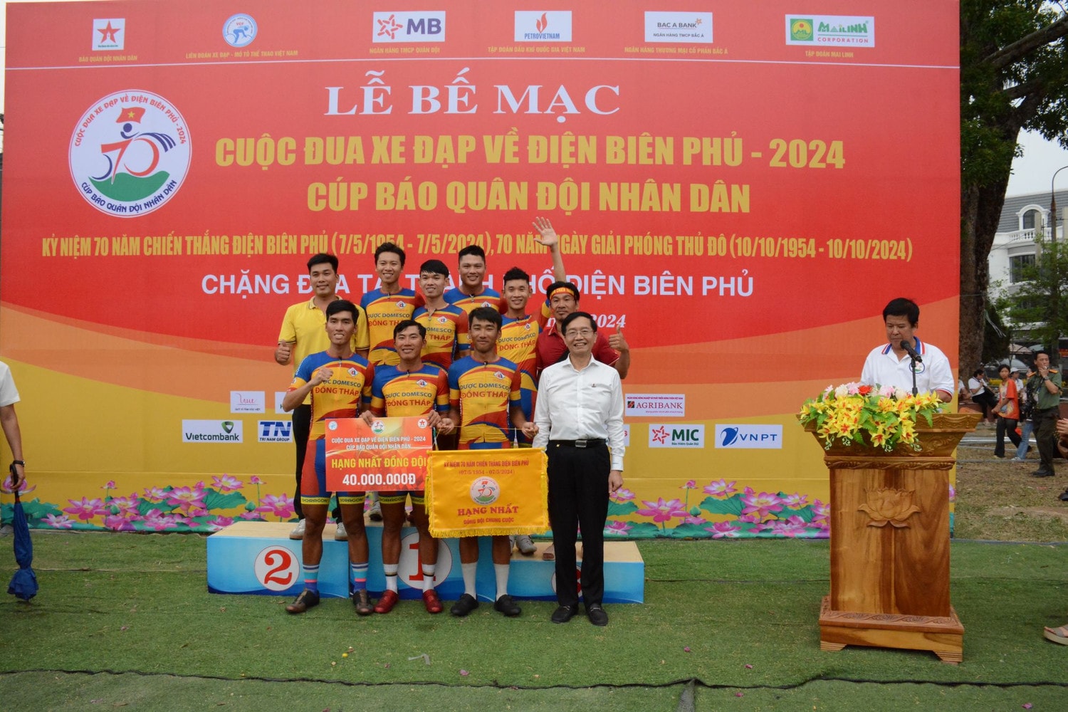 Ông Trần Quang Dũng chụp ảnh lưu niệm cùng các vận động viên đạt thành tích cao. Ảnh: Petrovietnam Petrovietnam tham gia nhiều hoạt động ý nghĩa Kỷ niệm 70 năm Chiến thắng Điện Biên Phủ -0