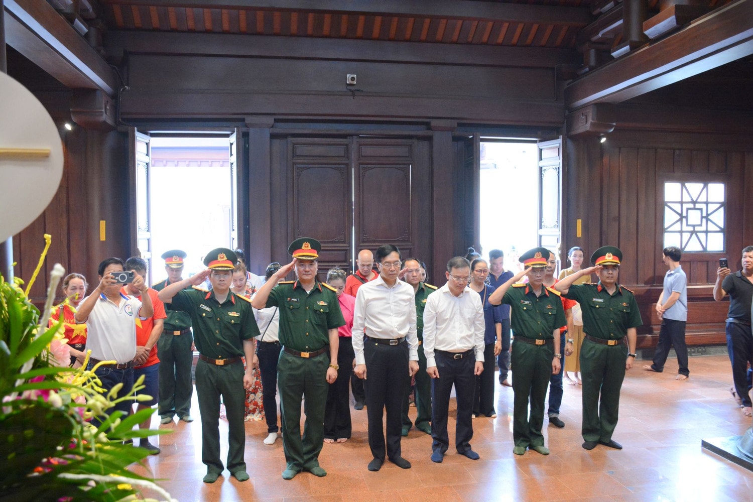 Ông Trần Quang Dũng, Trưởng Ban Truyền thông và Văn hóa Doanh nghiệp cùng Đoàn công tác dâng hương tại Đền thờ Liệt sĩ tại Chiến trường Điện Biên Phủ. Ảnh: Petrovietnam Petrovietnam tham gia nhiều hoạt động ý nghĩa Kỷ niệm 70 năm Chiến thắng Điện Biên Phủ -0