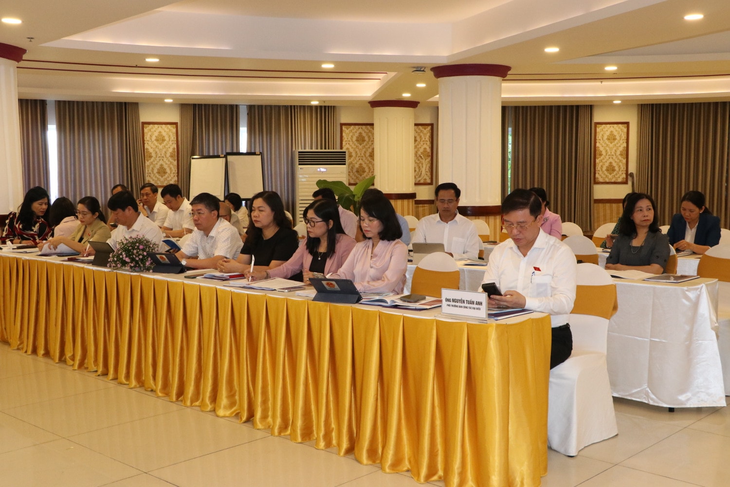Các đại biểu tham dự hội nghị Bồi dưỡng kỹ năng giám sát thực hiện chính sách đầu tư, giao dịch nhà ở xã hội tại Bình Thuận