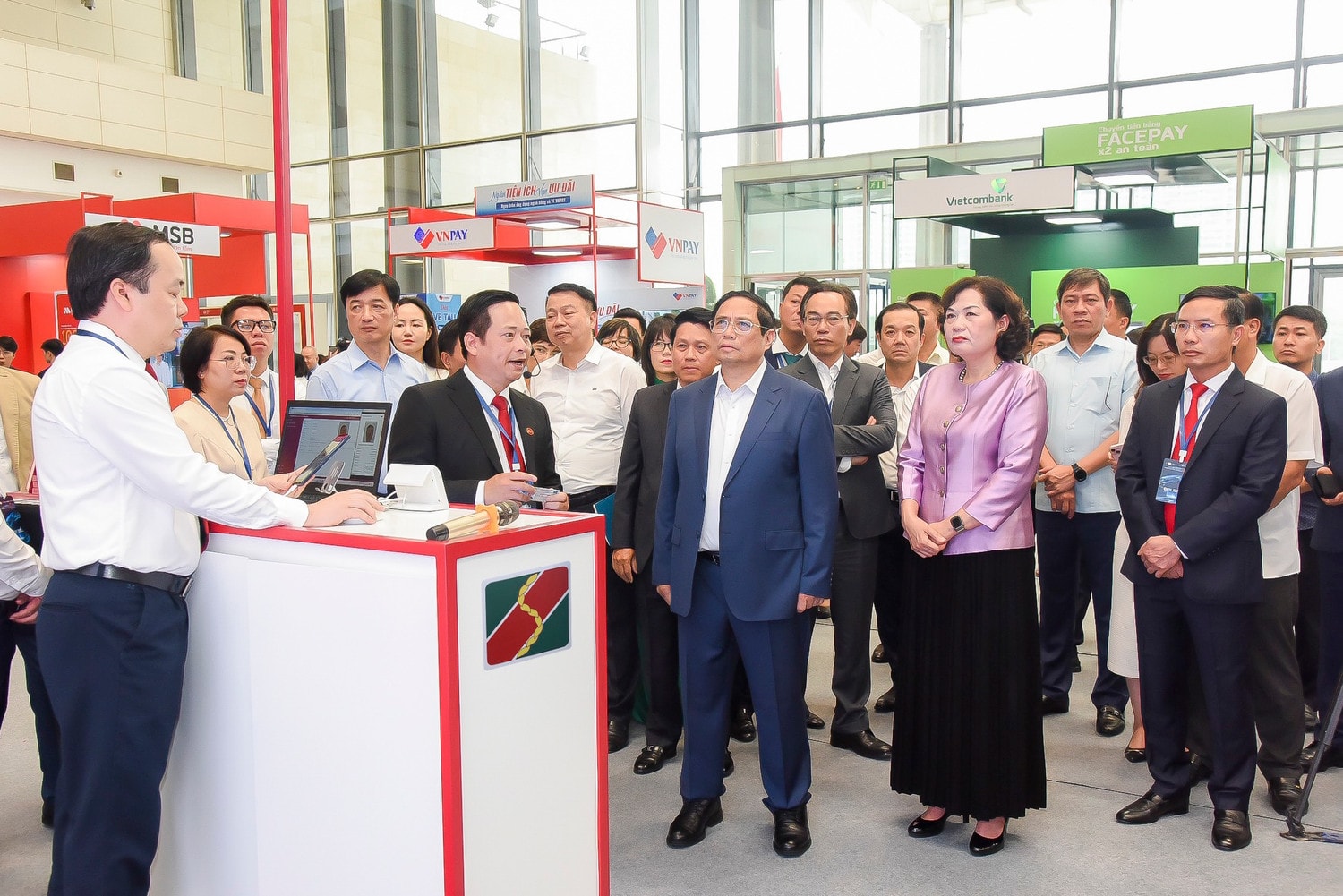 Agribank trình diễn 6 dịch vụ vượt trội tại sự kiện Chuyển đổi số ngành Ngân hàng năm 2024 -0