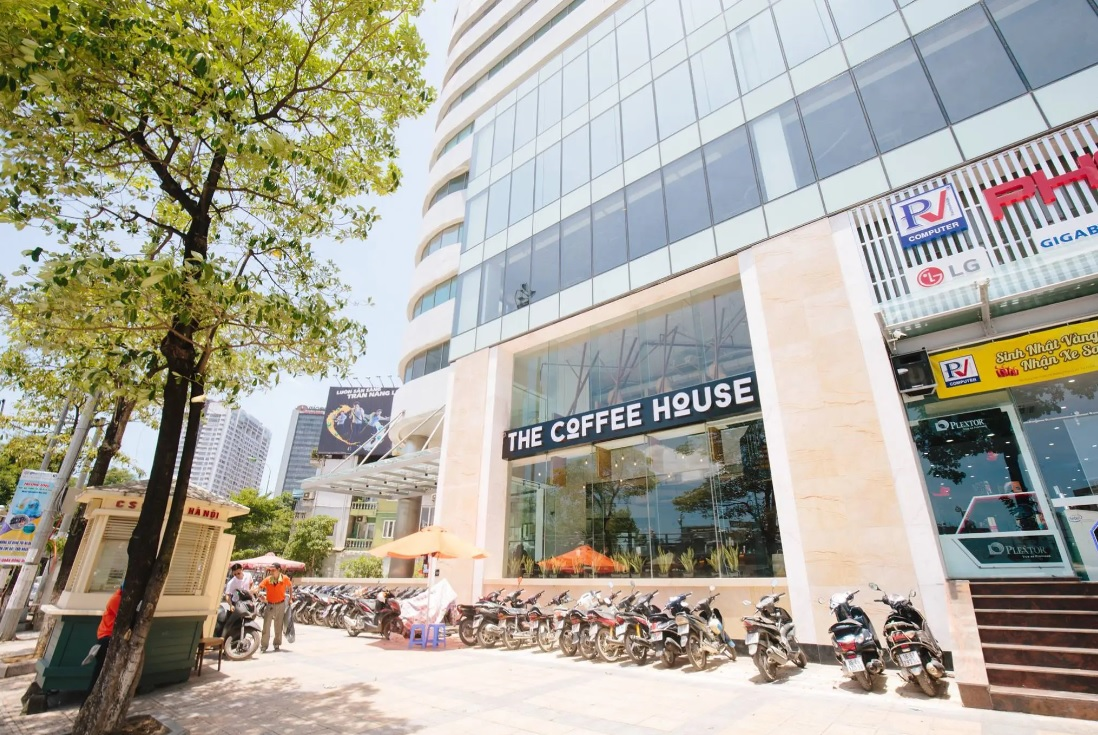Ngồi trong quán The Coffee House, nữ khách hàng bị kính rơi gây chấn thương cột sống dẫn đến liệt nửa người -0