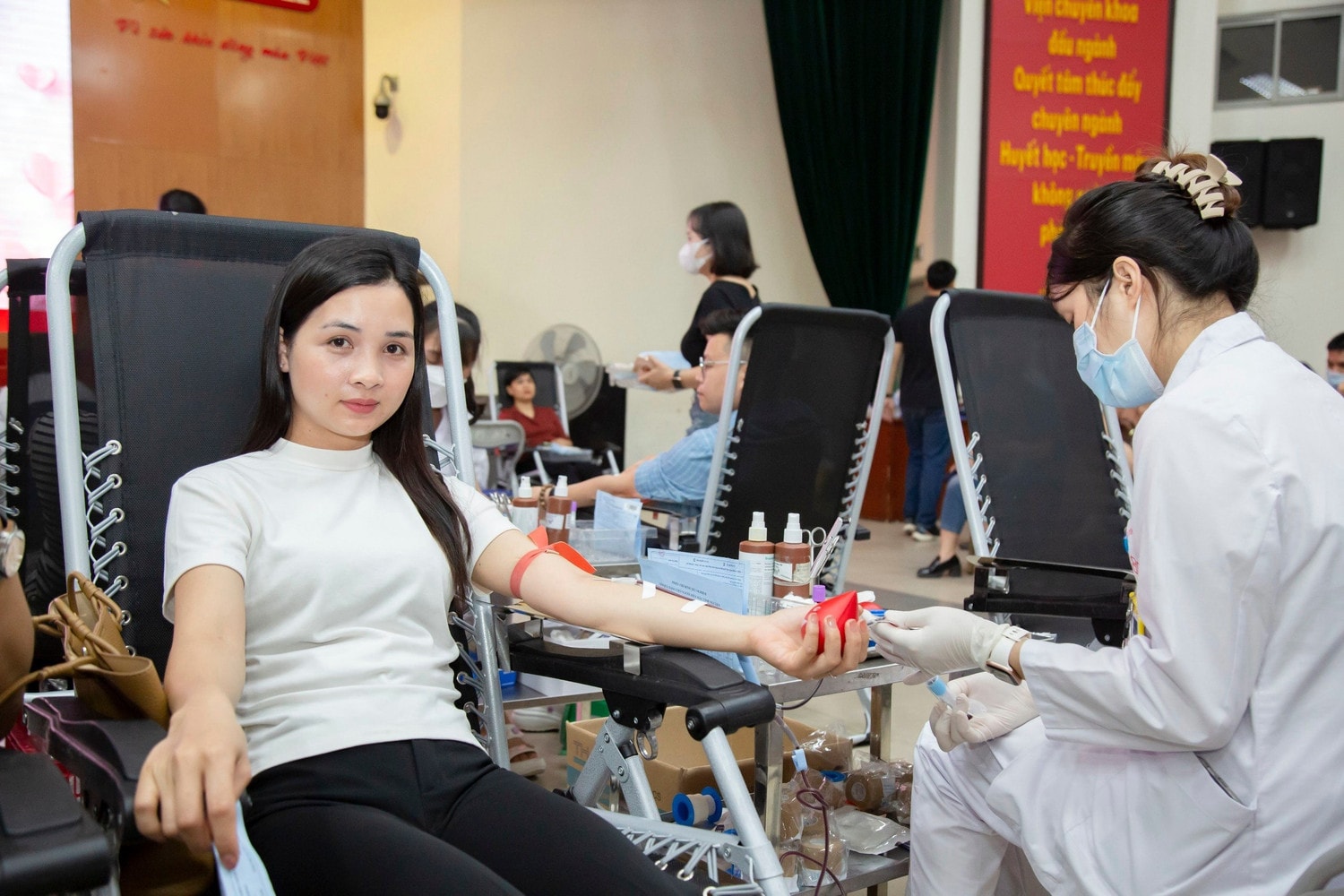 Cán bộ y tế Hà Nội dự kiện hiến 1800 đơn vị máu tình nguyện trong năm 2024 -0