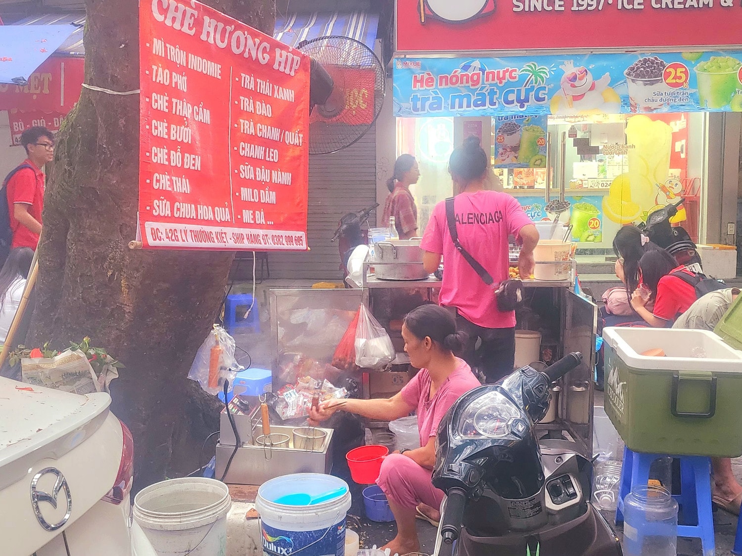 Một quán vỉa hè trên đường Lý Thường Kiệt (Hàng Bài, Hoàn Kiếm, Hà Nội). Bên cạnh chỗ nấu ăn là túi đựng rác và là nơi rửa đồ tiềm ẩn nhiều nguy cơ mất vệ sinh an toàn thực phẩm.