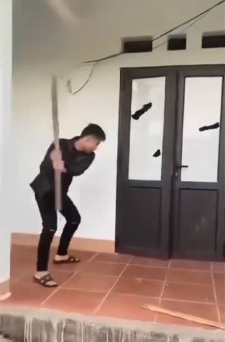 Bắc Giang: Công an huyện Sơn Động vào cuộc làm rõ nhóm đối tượng đập phá cửa nhà cụ bà hơn 70 tuổi -0