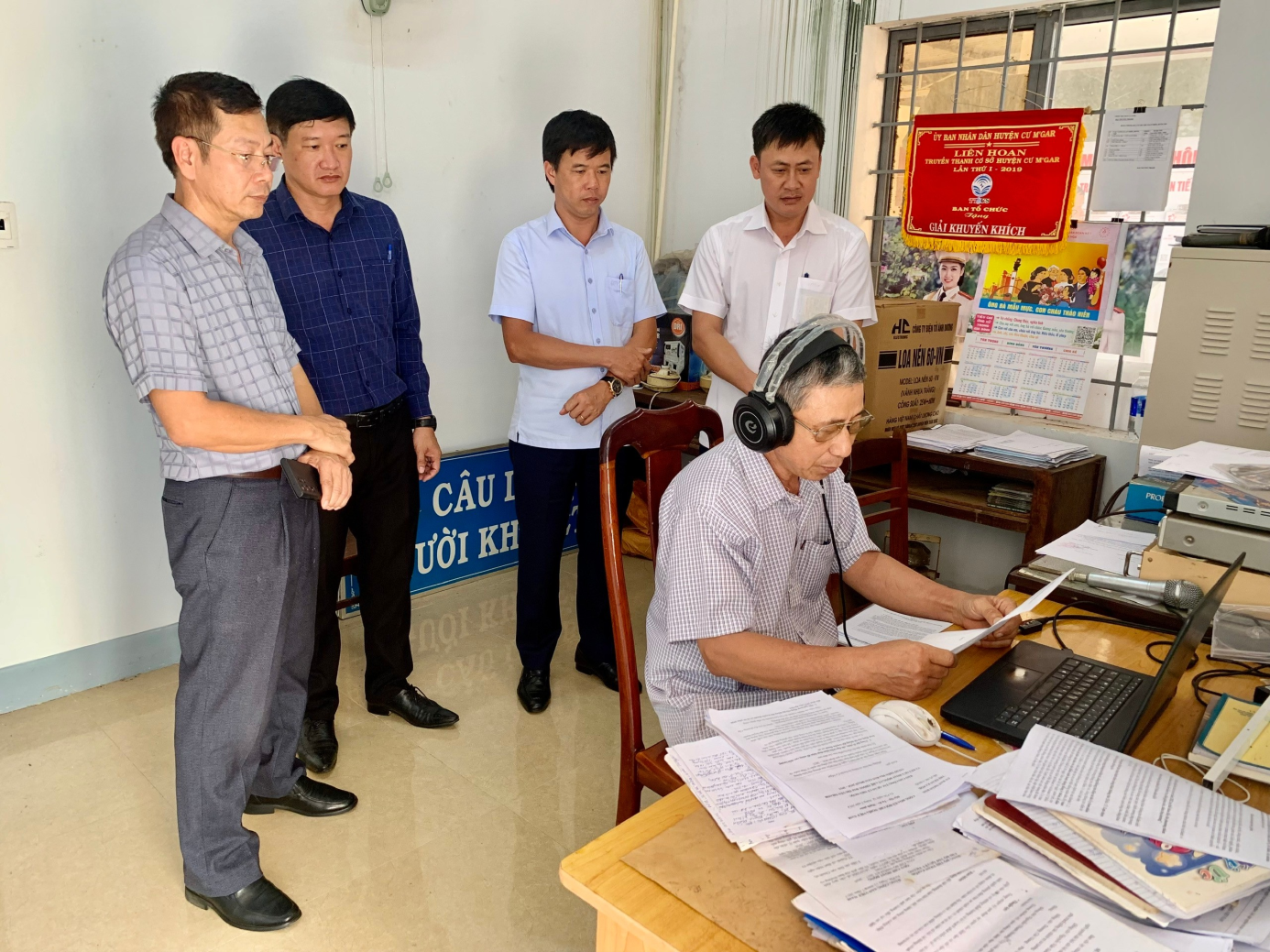 Đoàn giám sát khảo sát thực tế tại Đài truyền thanh cơ sở thị trấn Ea Pốk, huyện Cư M’gar - ẢNH BÍCH QUYÊN