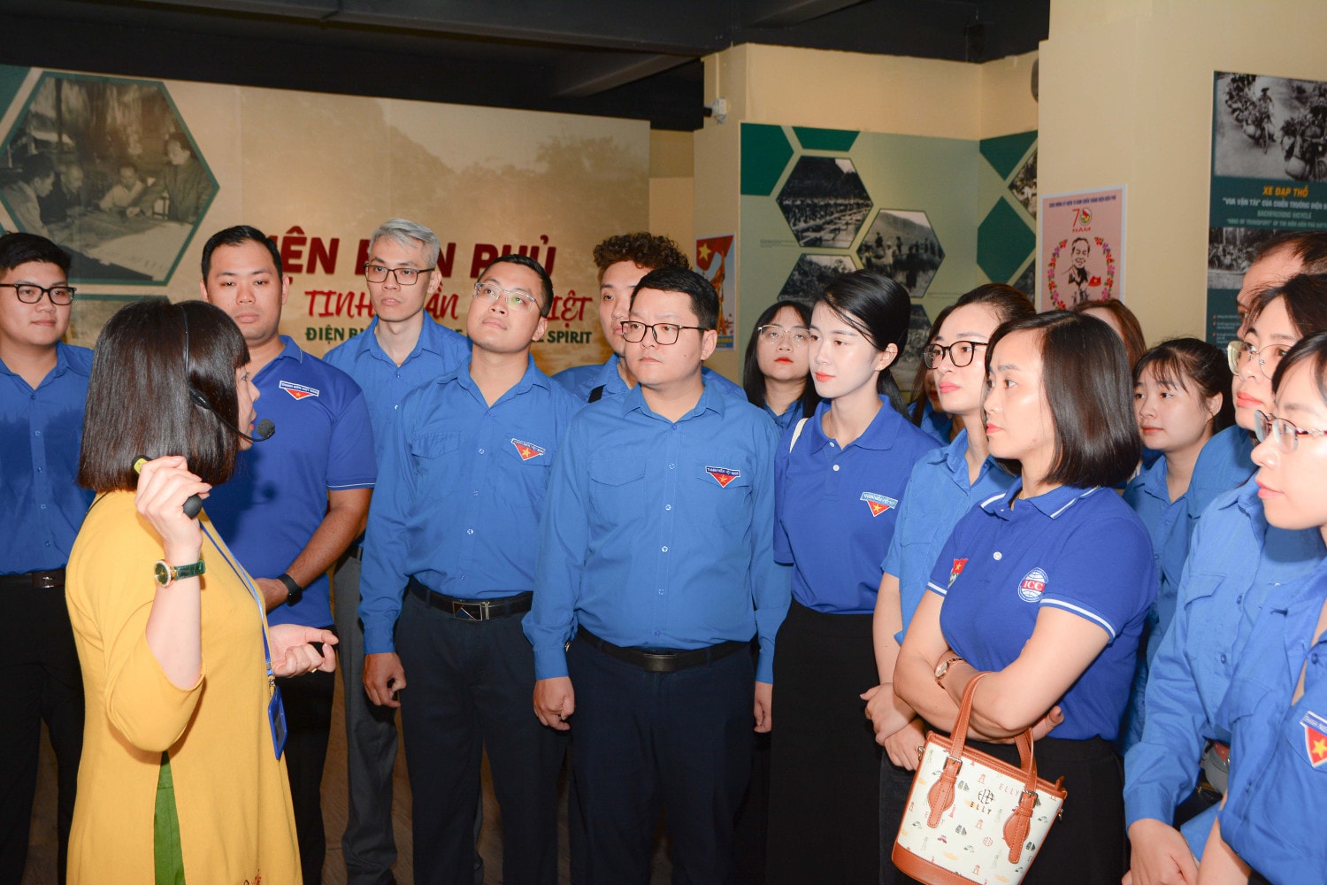 Đoàn Thanh niên 4 Văn phòng Trung ương tham quan trưng bày 