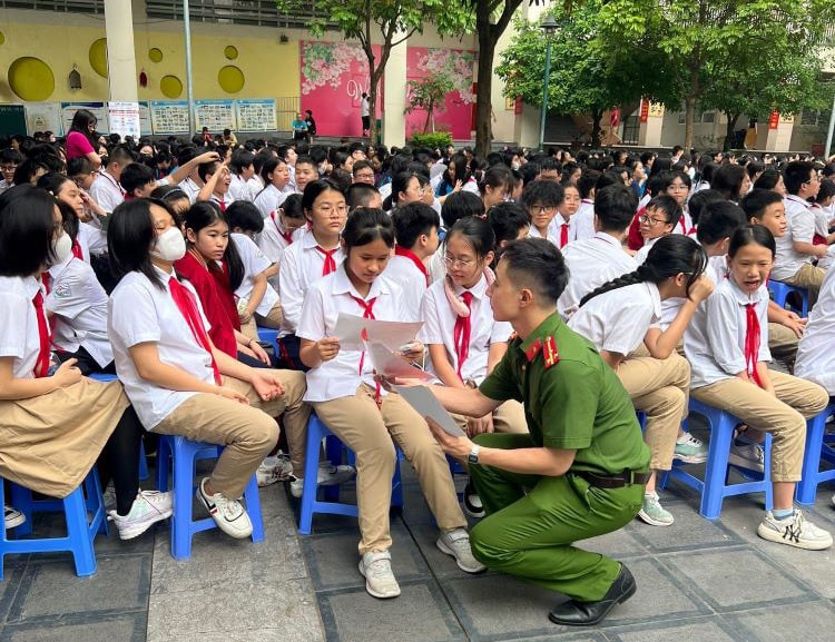 Tuyên truyền, phổ biến Luật Căn cước năm 2023 cho hàng ngàn học sinh trường THCS Nghĩa Tân -0