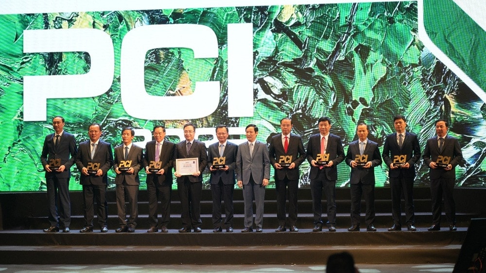 Phó Chủ tịch UBND thành phố Hải Phòng Hoàng Minh Cường (thứ hai từ phải sang) nhận Cup PCI năm 2023