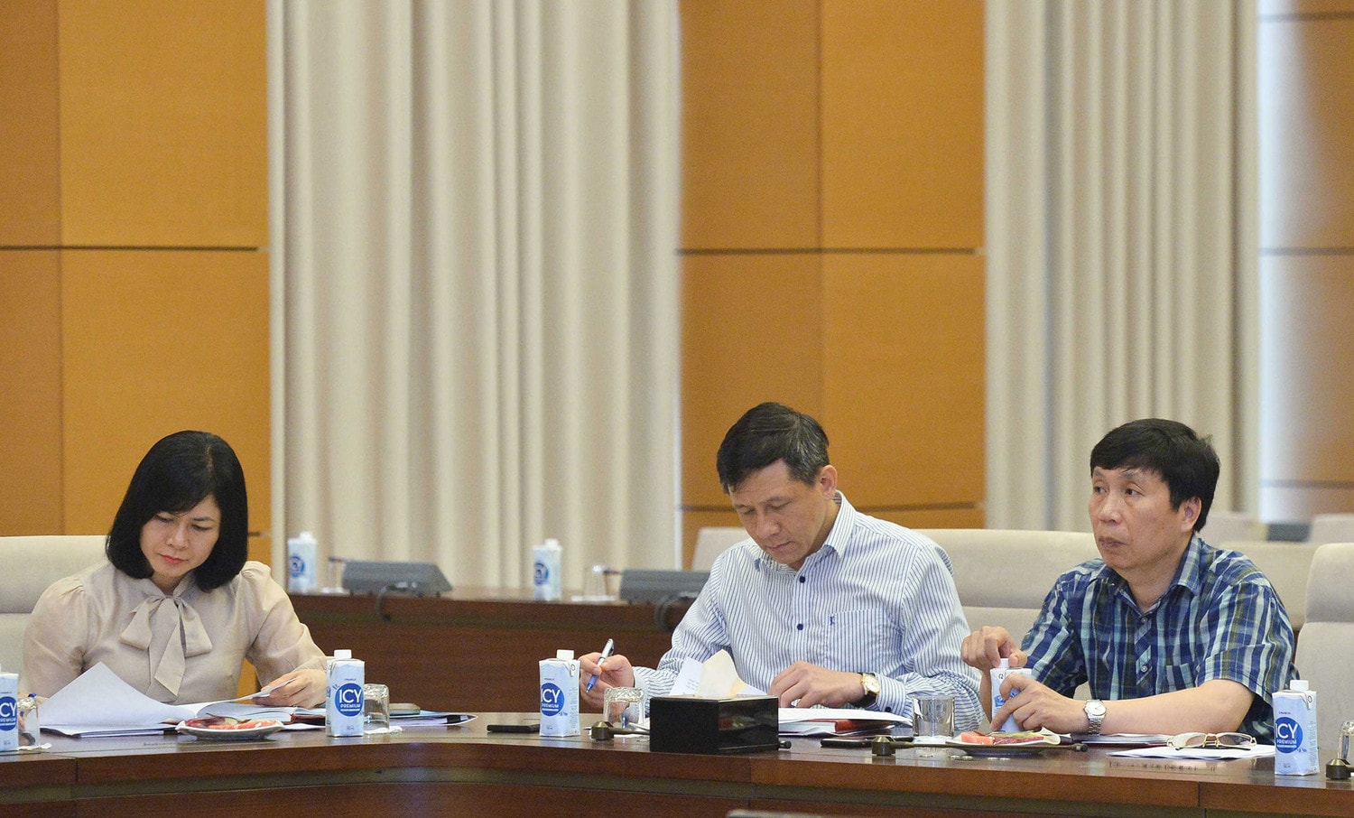 Tổng Thư ký Quốc hội, Chủ nhiệm Văn phòng Quốc hội Bùi Văn Cường chủ trì họp giao ban giữa Lãnh đạo Văn phòng Quốc hội với các vụ, đơn vị -0