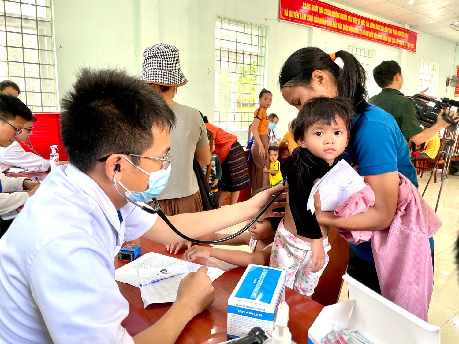 Quảng Bình: Thăm khám và cấp phát thuốc miễn phí cho đồng bào xã biên giới -1