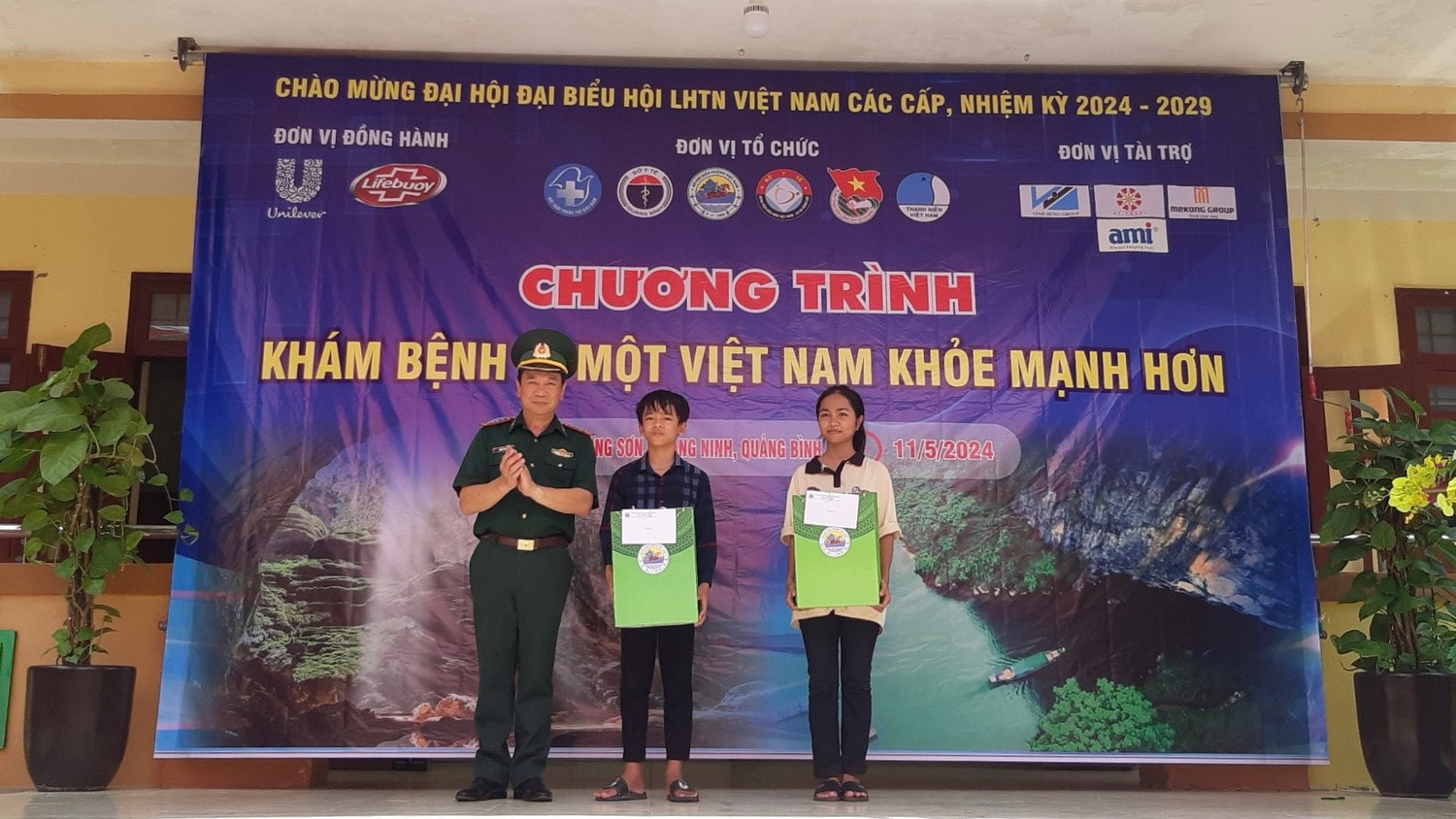 Quảng Bình: Thăm khám và cấp phát thuốc miễn phí cho đồng bào xã biên giới -0