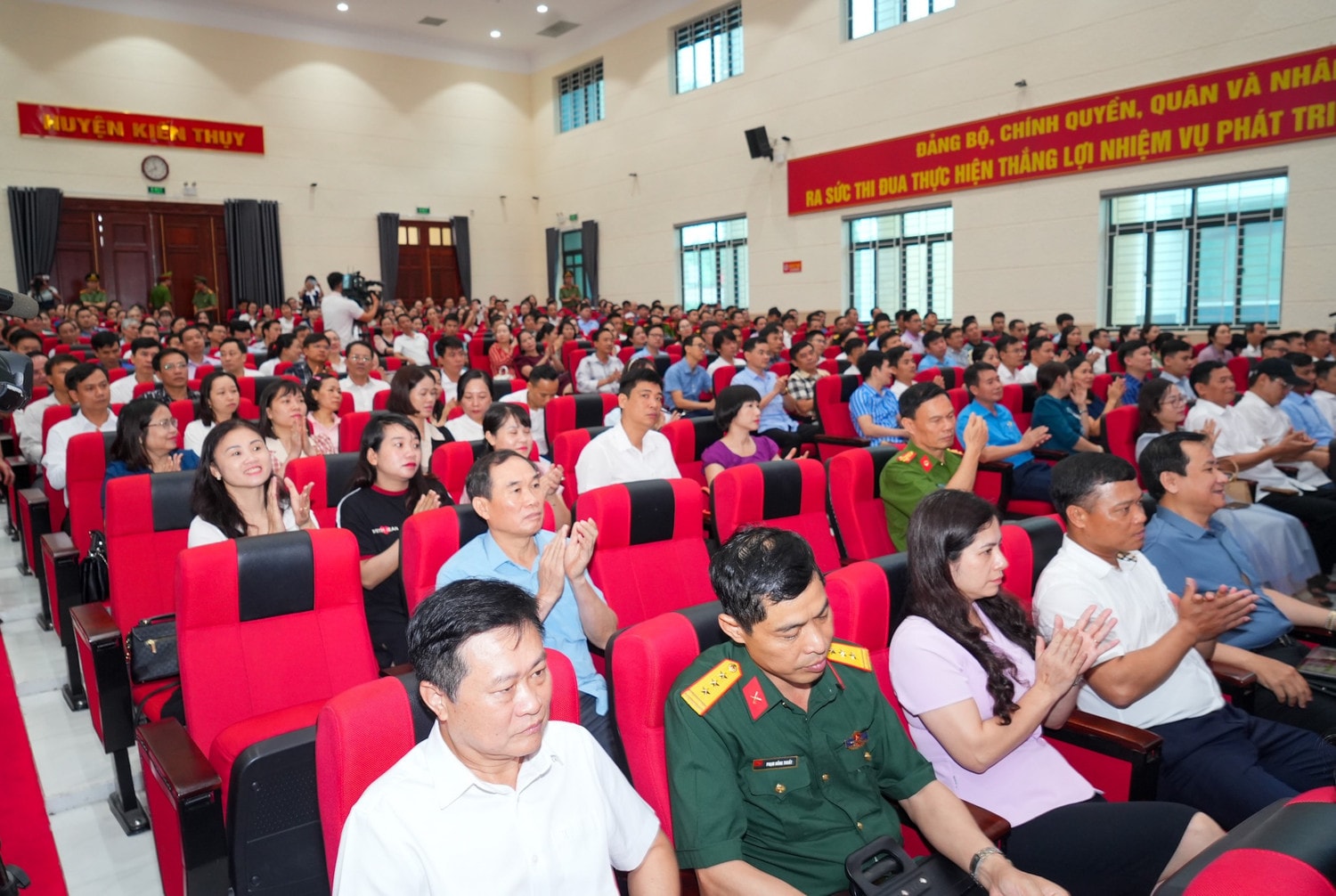 Phó Thủ tướng Chính phủ Trần Lưu Quang tiếp xúc cử tri huyện Kiến Thụy, thành phố Hải Phòng -0