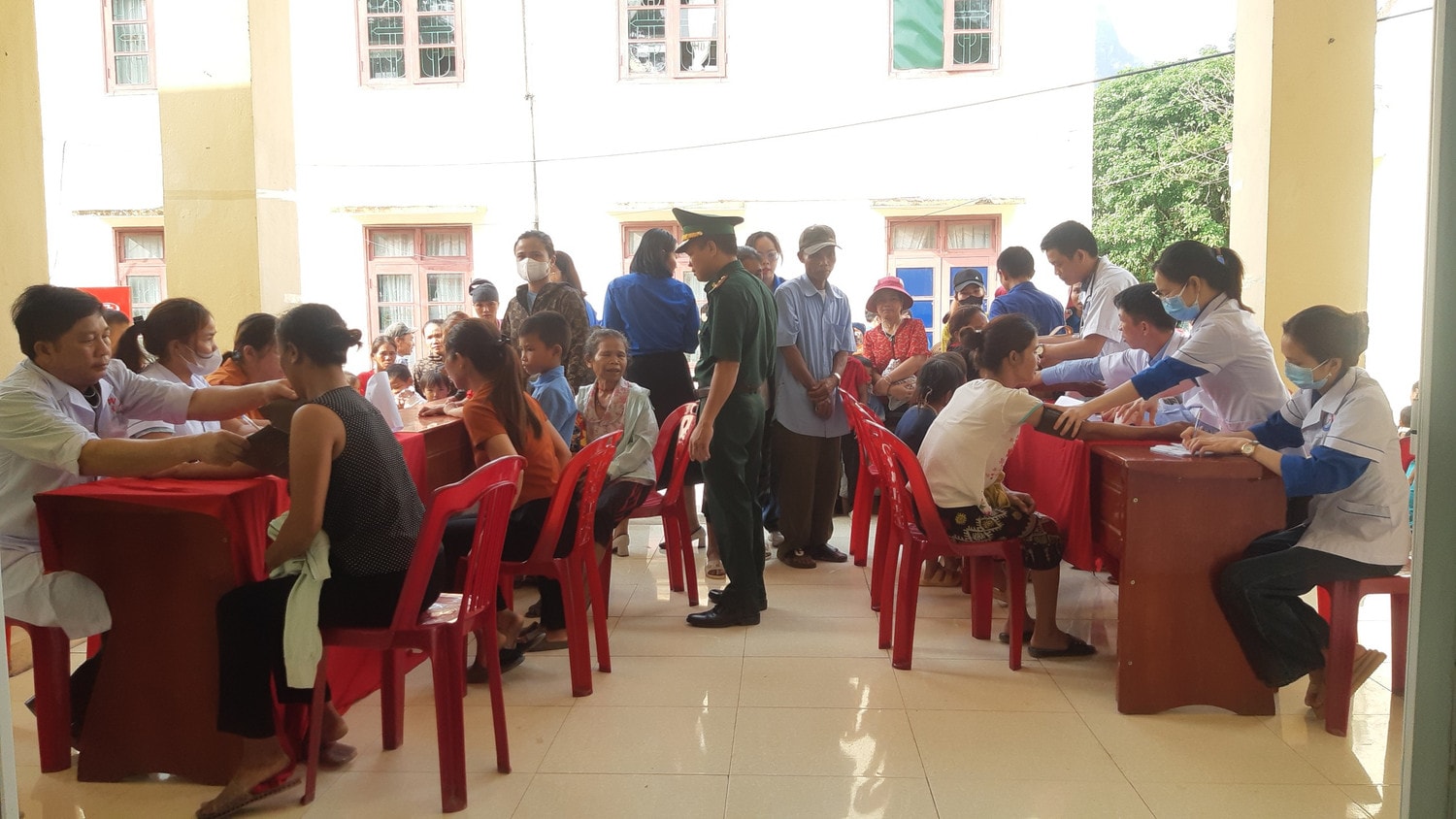 Quảng Bình: Thăm khám và cấp phát thuốc miễn phí cho đồng bào xã biên giới -1