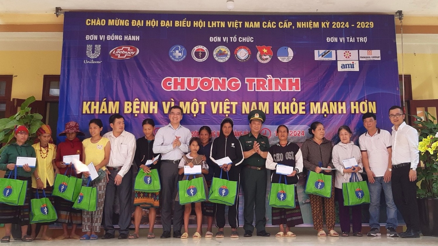 Quảng Bình: Thăm khám và cấp phát thuốc miễn phí cho đồng bào xã biên giới -0