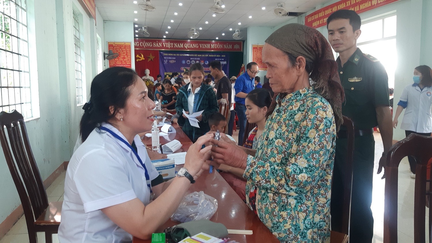 Quảng Bình: Thăm khám và cấp phát thuốc miễn phí cho đồng bào xã biên giới -0