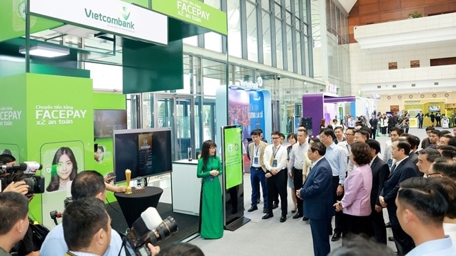 Đại diện Khối Bán lẻ Vietcombank giới thiệu về sản phẩm, dịch vụ của Vietcombank. Nguồn: Vietcombank