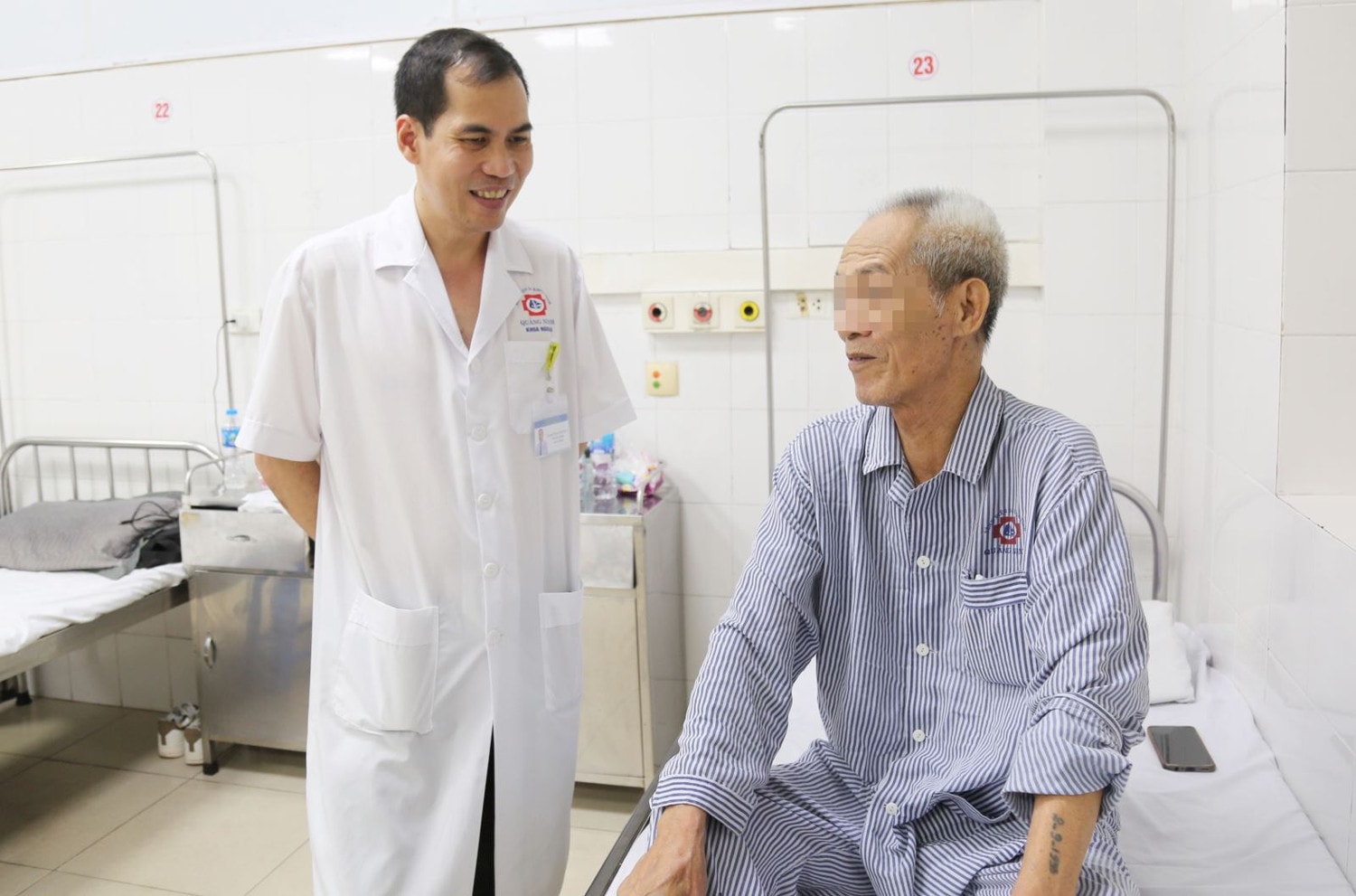 Đau bụng đi khám nhiều nơi, người đàn ông bất ngờ phát hiện mảnh xương xuyên thủng ruột -0