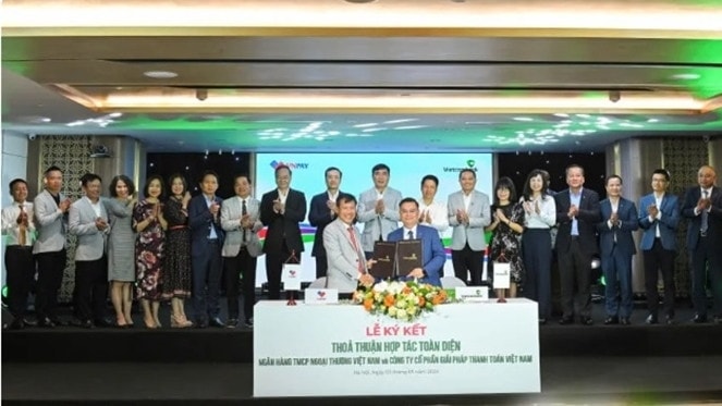 Tổng giám đốc Vietcombank (hàng dưới, bên phải) và Chủ tịch HĐQT VNPAY (hàng dưới, bên trái) ký kết thỏa thuận hợp tác chiến lược. Ảnh: Vietcombank