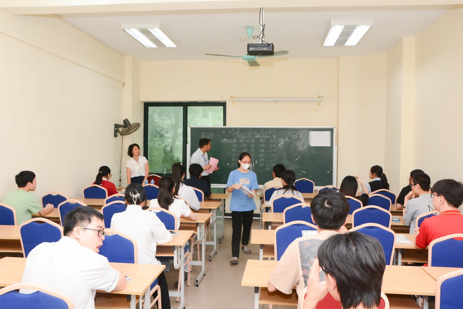 Hôm nay hàng nghìn thí sinh tới Đại học Sư Phạm Hà Nội thi đánh giá năng lực -0