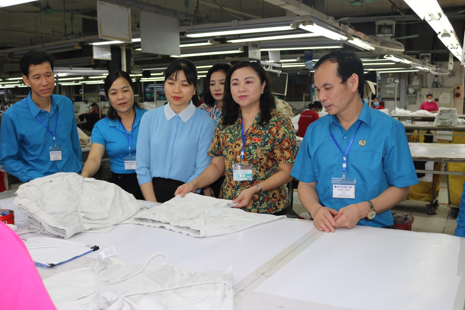 Đoàn ĐBQH tỉnh Hòa Bình khảo sát thực tế dây chuyền sản xuất tại Công ty Seyoung, KCN Lương Sơn. Ảnh T. Tâm