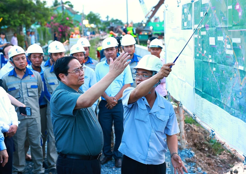 Prime Minister Pham Minh Chinh is reported with the progress of the anti-erosion embankment project on the Tra Noc River in Binh Thuy district, Can Tho city on May 12. Photo: VNA PM inspects transport infrastructure, climate change response projects in Can Tho -0