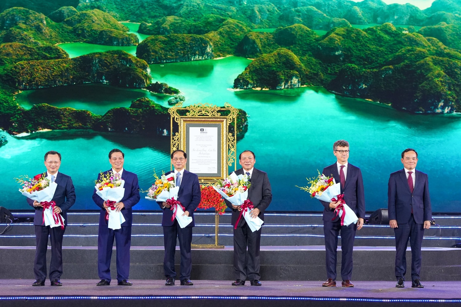 Ấn tượng Lễ hội Hoa Phượng Đỏ 2024 “Hải Phòng - Bừng sáng miền di sản”