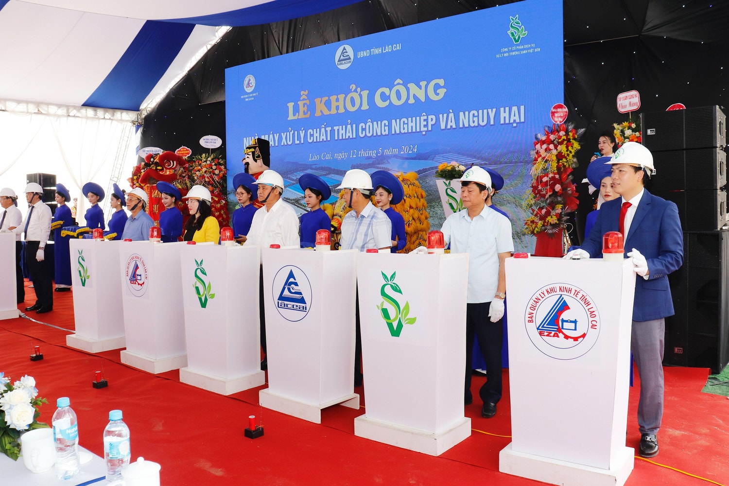 Các đại biểu bấm nút khởi công Nhà máy xử lý chất thải công nghiệp và nguy hại. Ảnh: An Nhiên Lào Cai đẩy mạnh xử lý chất thải công nghiệp và nguy hại -0