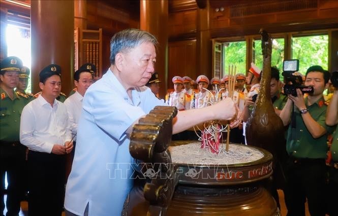 Bộ trưởng Tô Lâm dâng hương tưởng niệm Chủ tịch Hồ Chí Minh -0