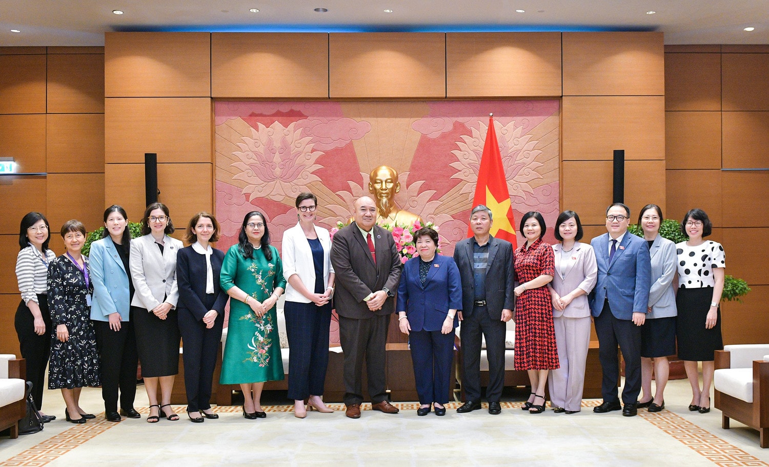 Các đại biểu chụp ảnh lưu niệm