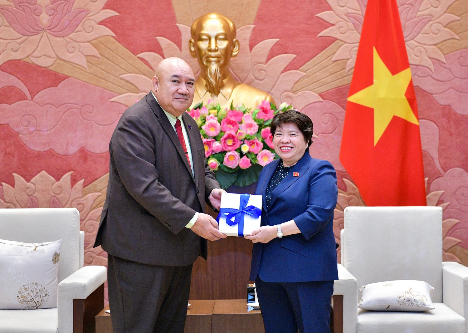 Giám đốc WHO khu vực Tây Thái Bình Dương tặng quà lưu niệm cho Chủ nhiệm Ủy ban Xã hội Nguyễn Thúy Anh