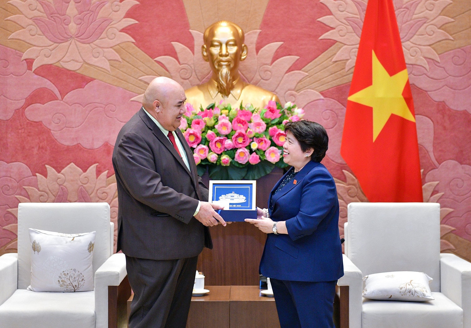 Chủ nhiệm Ủy ban Xã hội Nguyễn Thúy Anh tặng quà lưu niệm cho Giám đốc WHO khu vực Tây Thái Bình Dương 
