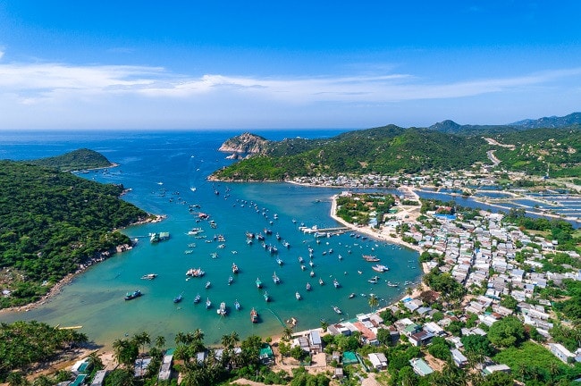 Vịnh Vĩnh Hy mang nhiều nét đẹp hoang sơ, hùng vĩ của biển và rừng núi bạt ngàn