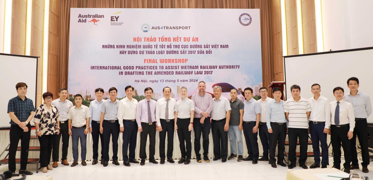 Các đại biểu chụp hình lưu niệm Kinh nghiệm quốc tế trong xây dựng Luật Đường sắt (sửa đổi) -0