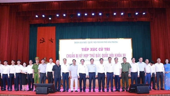  Ủy viên Trung ương Đảng, Phó Thủ tướng Chính phủ Trần Lưu Quang cùng các ĐBQH Hải Phòng TXCT huyện Kiến Thuỵ - ẢNH DUY THÍNH