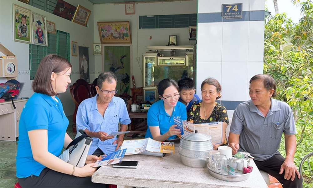 Tập trung giải thích để hạn chế tình trạng người lao động rút BHXH một lần. Ảnh: BH