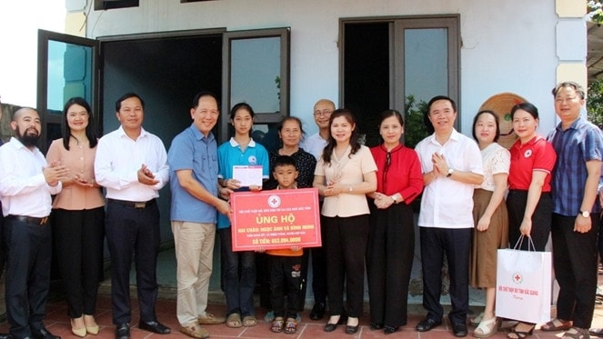 Bắc Giang: Trao kinh phí hỗ trợ, bàn giao nhà cho đối tượng hoàn cảnh khó khăn