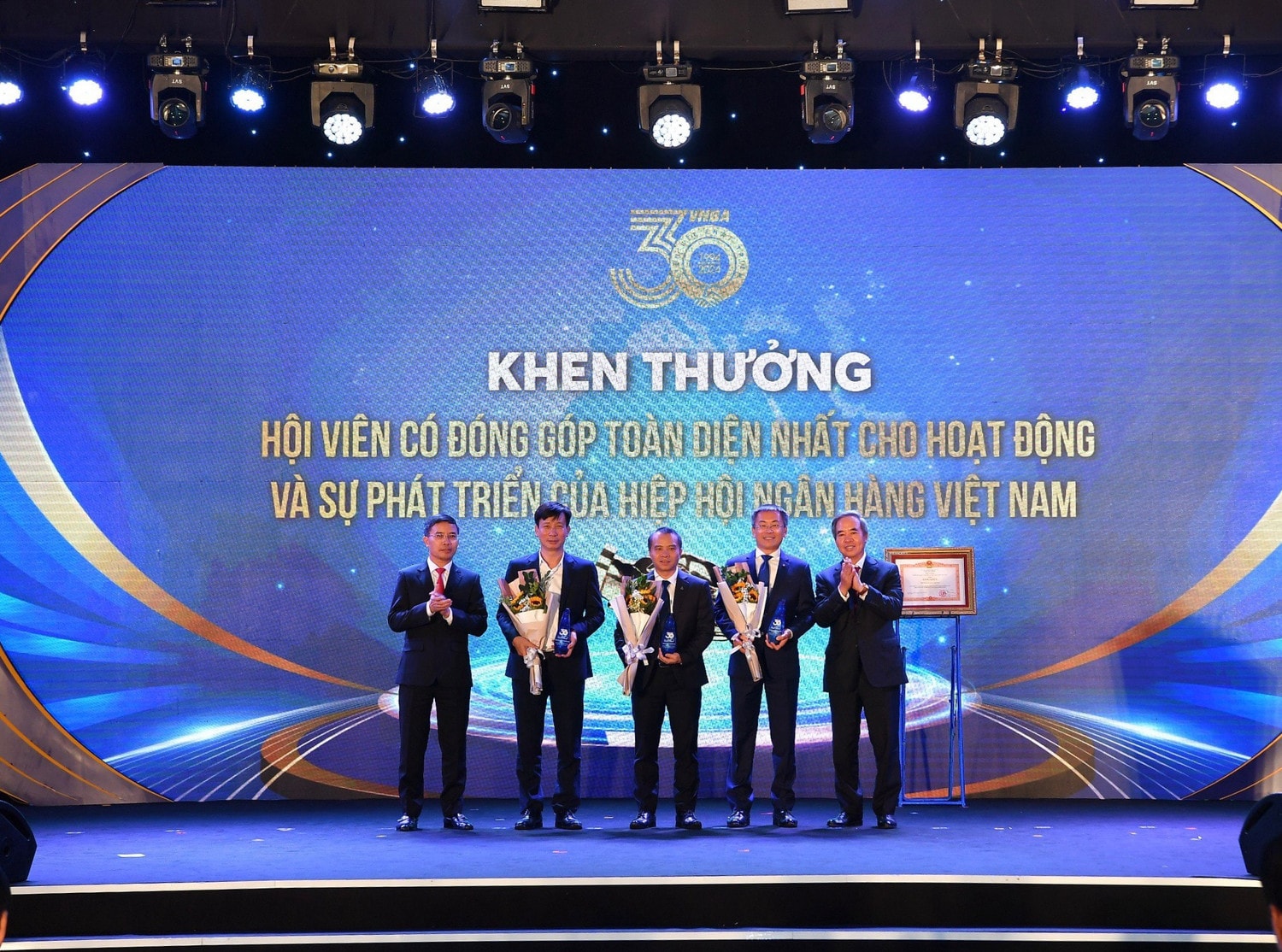 Đại diện Vietcombank (đứng giữa) nhận giải 
