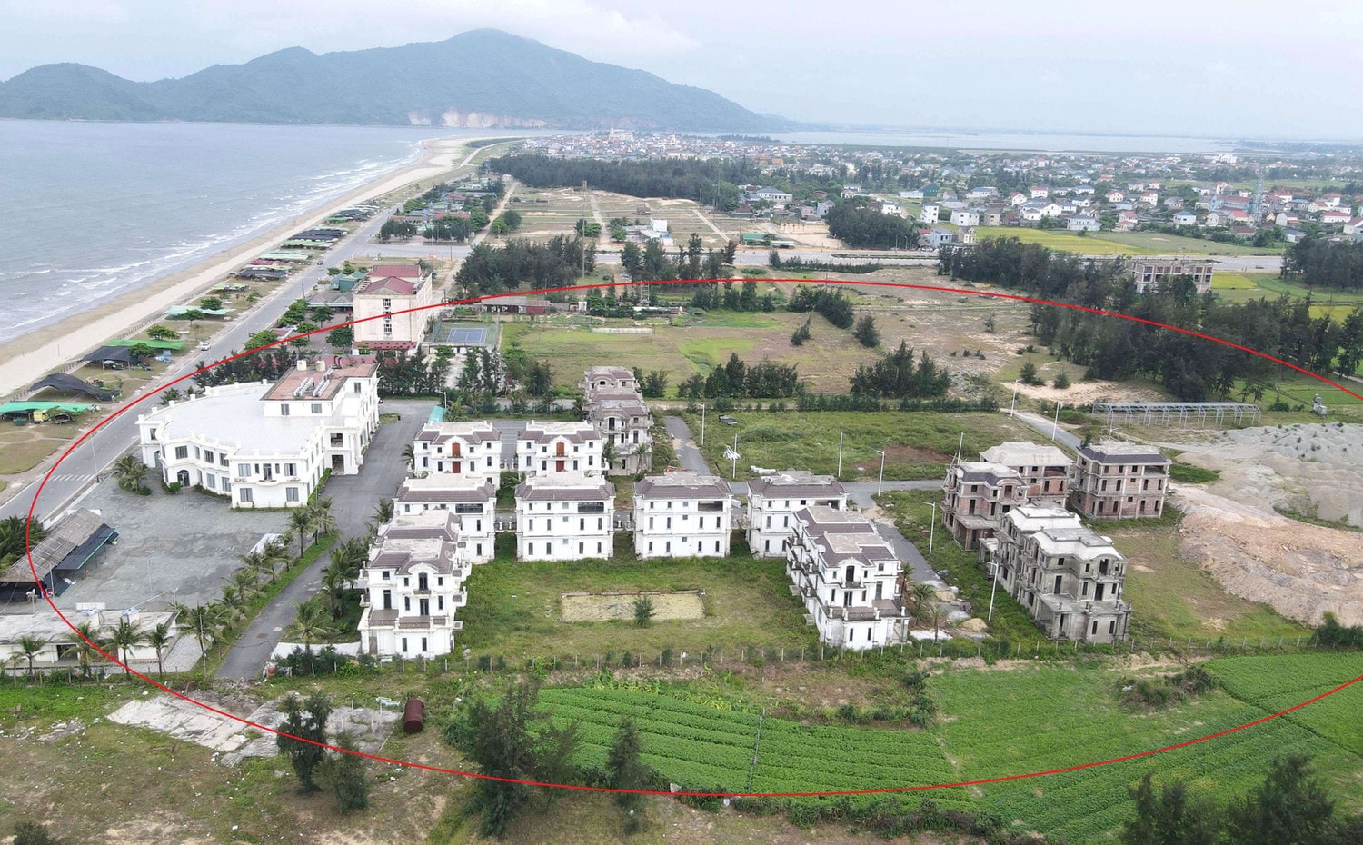 Khu dự án nằm ở vị trí đắc địa được người dân kỳ vọng sẽ là điểm nhấn cho du lịch huyện Lộc Hà Ngổn ngang tại dự án nghỉ dưỡng ven biển gần 400 tỷ đồng ở Hà Tĩnh -0