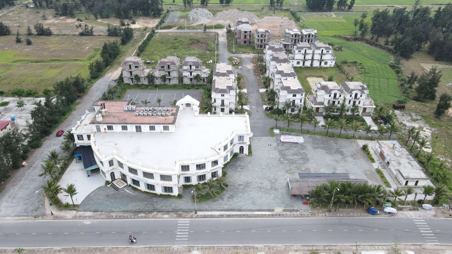 Dù đã chậm tiến độ nhưng hiện nay dự án gần như không tiếp tục được triển khai Ngổn ngang tại dự án nghỉ dưỡng ven biển gần 400 tỷ đồng ở Hà Tĩnh -0