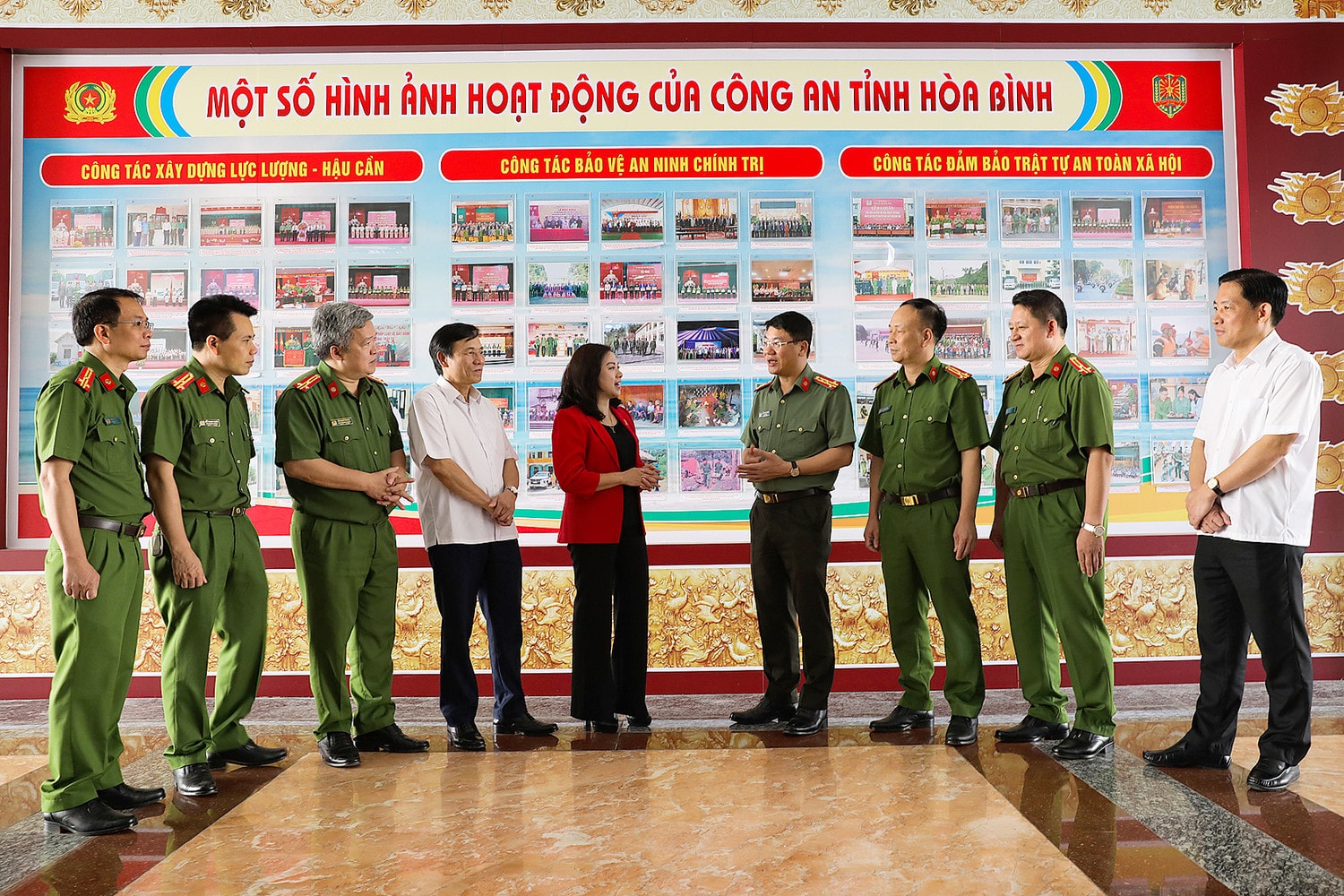Các ĐBQH trao đổi với lãnh đạo Công an Nhân dân về một số nội dung của các dự án luật trình tại Kỳ họp thứ Bảy, Quốc hội Khóa XV. Ảnh: Trọng Đạt Hòa Bình: Hội nghị tiếp xúc cử tri chuyên đề và lấy ý kiến tham gia vào dự án Luật trình tại Kỳ họp thứ Bảy, Quốc hội Khóa XV -0