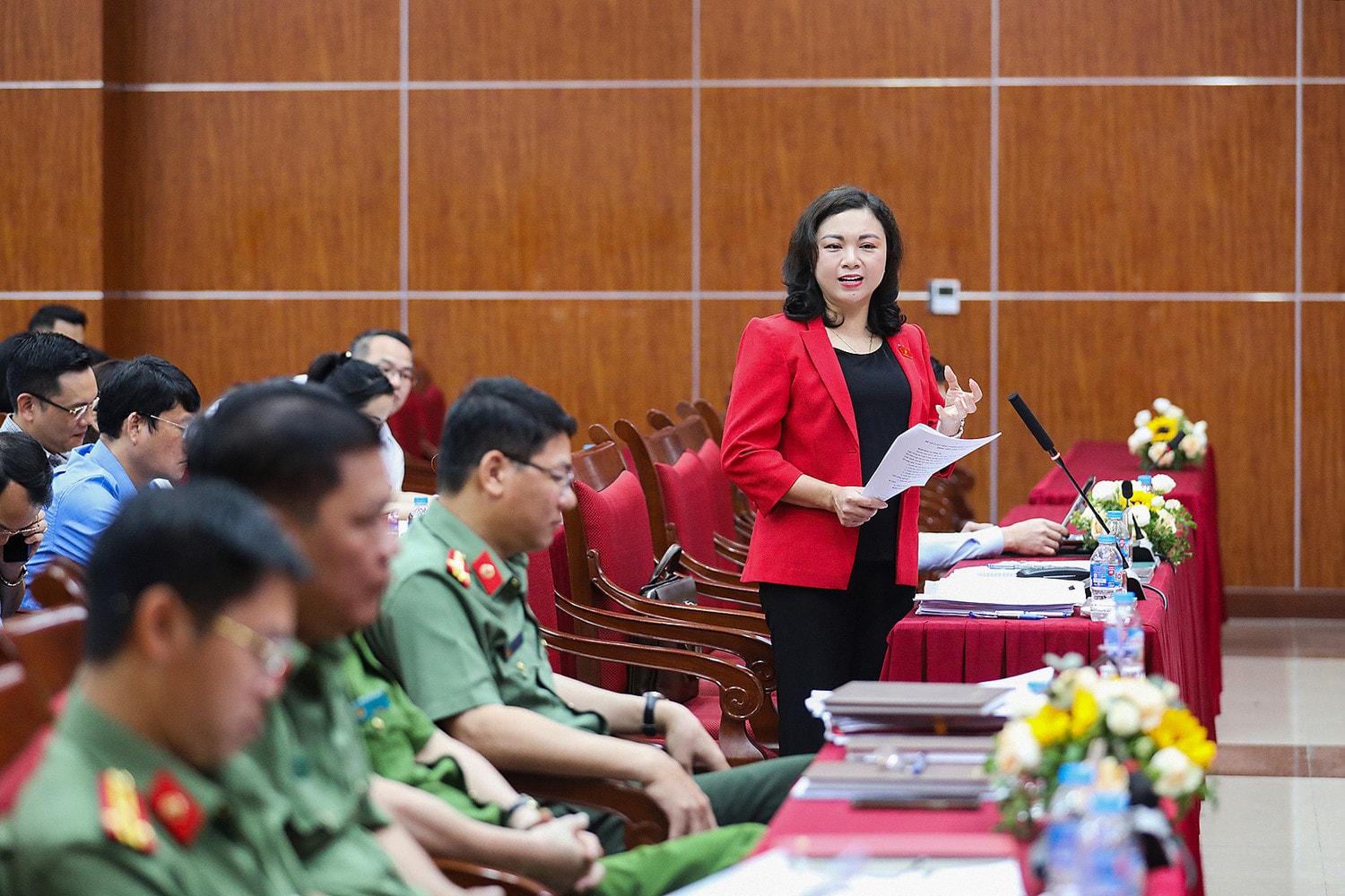 Phó trưởng Đoàn chuyên trách phụ trách Đoàn ĐBQH tỉnh Hòa Bình Đặng Bích Ngọc phát biểu tại hội nghị. Ảnh: Trọng Đạt Hòa Bình: Hội nghị tiếp xúc cử tri chuyên đề và lấy ý kiến tham gia vào dự án Luật trình tại Kỳ họp thứ Bảy, Quốc hội Khóa XV -0