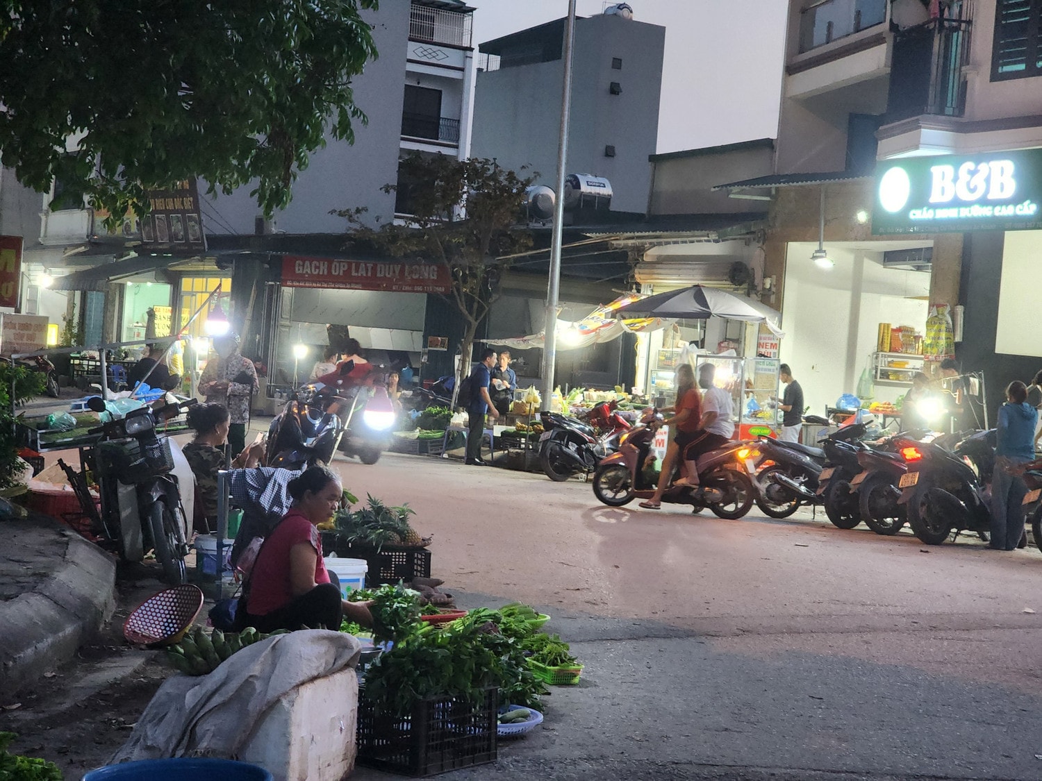 Chợ cóc chiếm dụng vỉa hè, lòng đường phía sau chung cư The Golden An Khánh (Hoài Đức, Hà Nội).