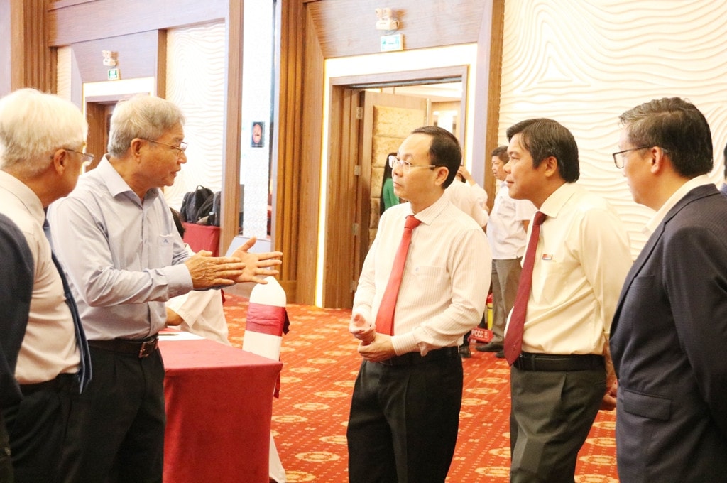 Các đại biểu thảo luận bên lề hội thảo giải pháp cấp thiết bảo vệ vùng đồng bằng sông Cửu Long ĐBSCL: Giải pháp cấp thiết bảo vệ vùng Đồng bằng Sông Cửu Long